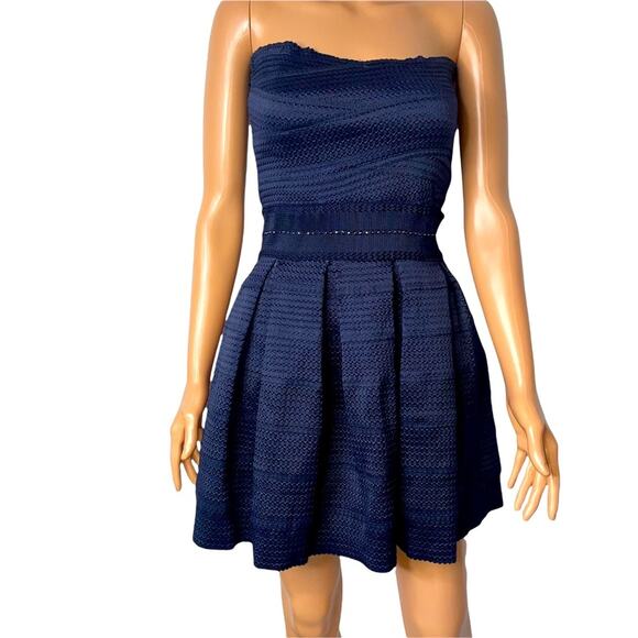 jun & Ivy Dresses & Skirts - Jun & Ivy dress Navy blue fit and flare Navy blue back zip up Mini dress SZ SM